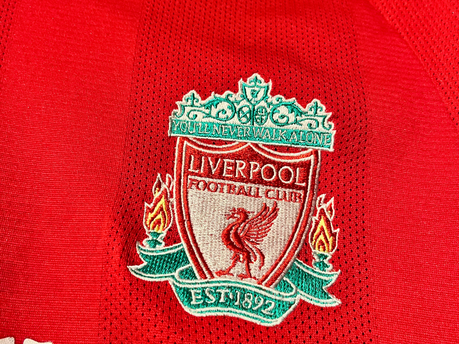 Écusson Liverpool FC et logo Adidas brodés sur maillot rouge