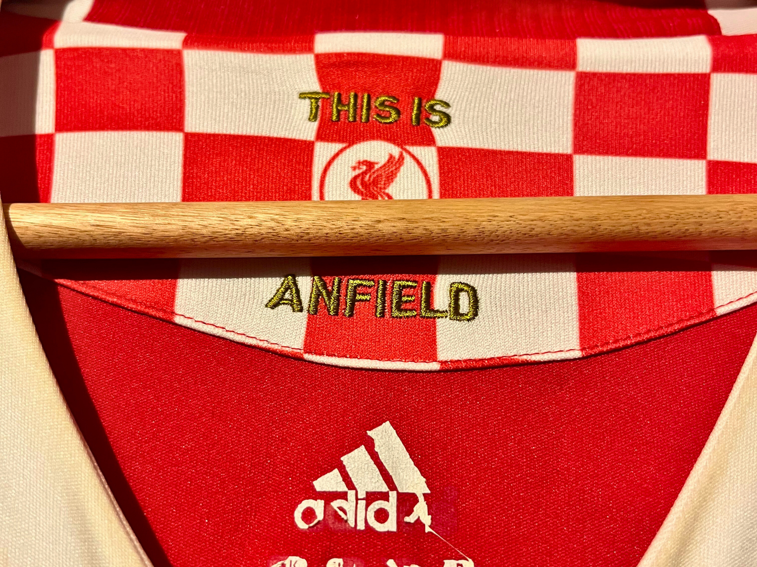 Écusson Liverpool FC et logo Adidas brodés sur maillot rouge