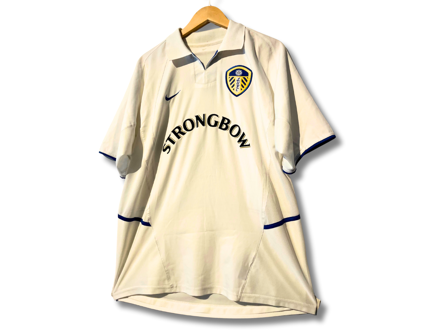 Sponsor Strongbow noir et or sur poitrine maillot Leeds