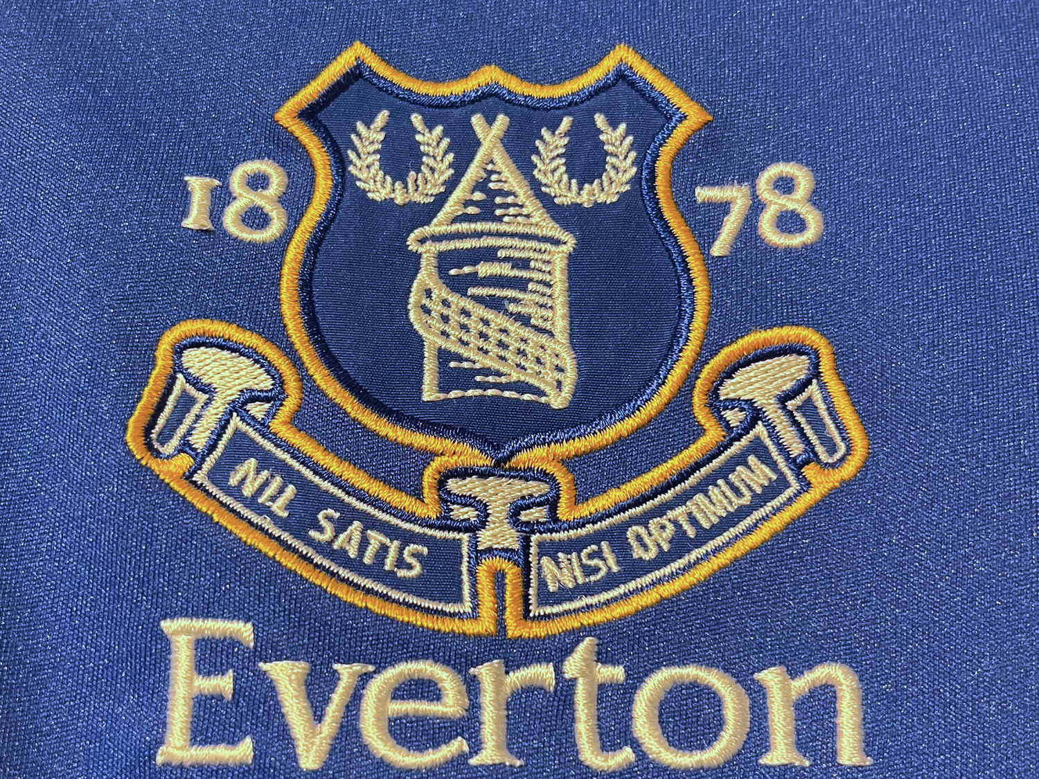 Écusson Everton et logo Le Coq Sportif sur maillot bleu